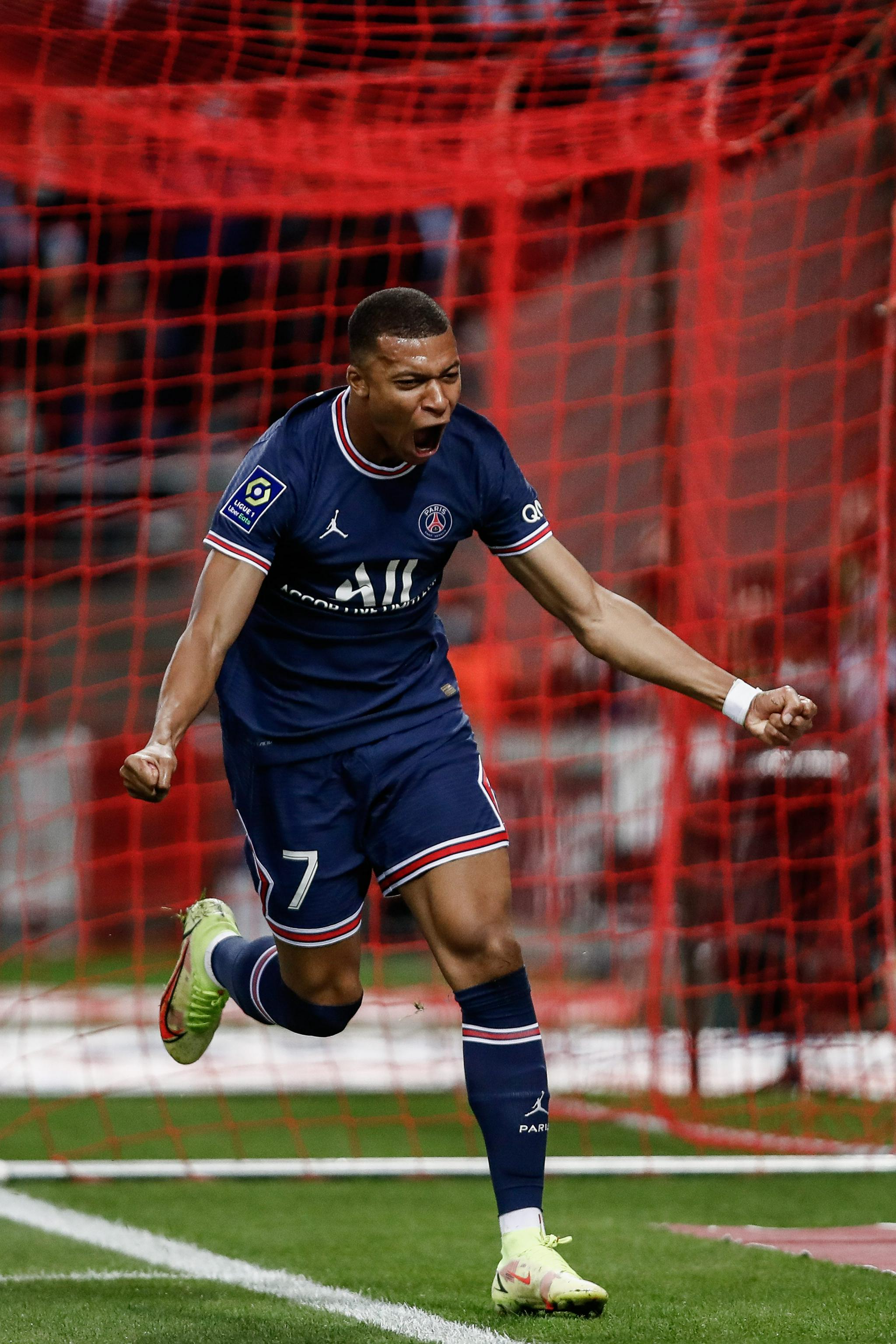 前队友：曾和马拉多纳开车出行，交警把我们拦住只为和他合影（前队友回忆：与马拉多纳同车出行，交警拦停只为合影）