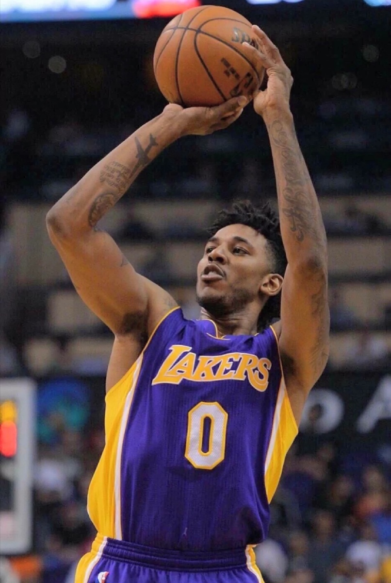 湖人詹姆斯关键三分锁定胜利（詹姆斯关键三分定胜局，湖人取胜）