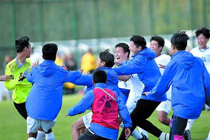 堵更衣室门口骂裁判，比利亚雷亚尔CEO小罗伊格被停赛半个月（围堵更衣室口怒斥裁判，比利亚雷亚尔CEO小罗伊格遭禁赛半月）