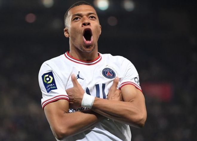 尤文图斯因弗拉霍维奇伤势和薪资问题，被迫考虑续约，但转会市场无明显替代人选，形势艰难。（弗拉霍维奇伤情叠加高薪掣肘，尤文被动推进续约，转会市场无合适替身，局势严峻）