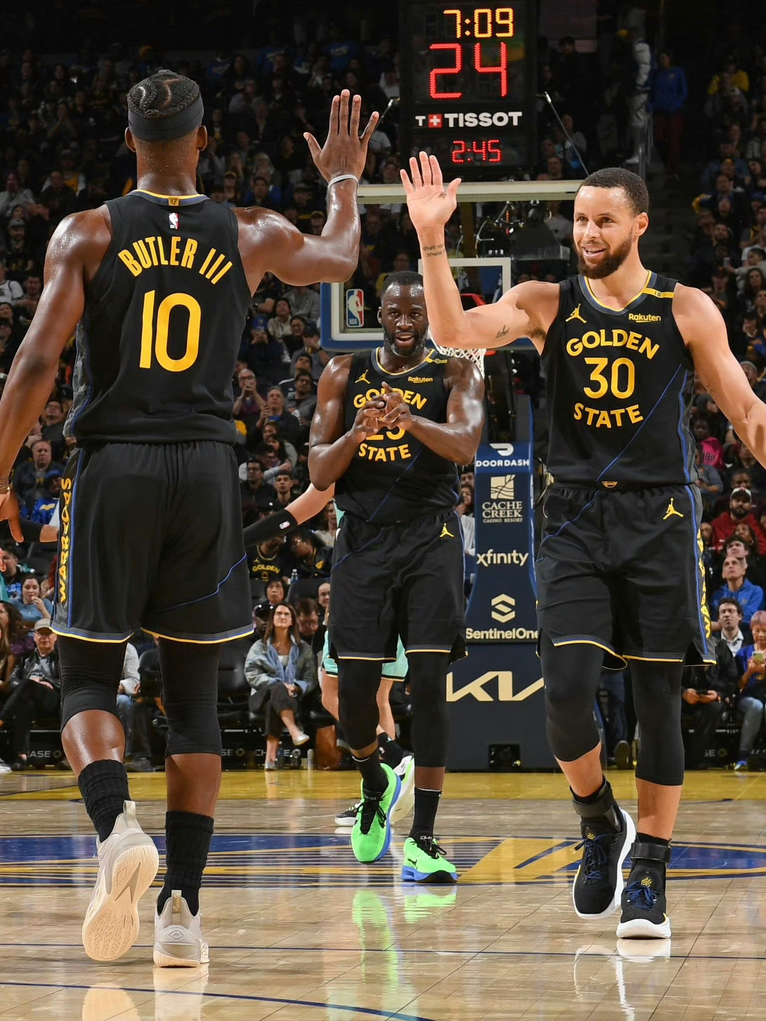 国乒击败法国队，王曼昱战胜帕瓦德，孙颖莎和王楚钦混双取胜（中国乒乓球队力克法国，王曼昱挑落帕瓦德，孙颖莎／王楚钦混双告捷）