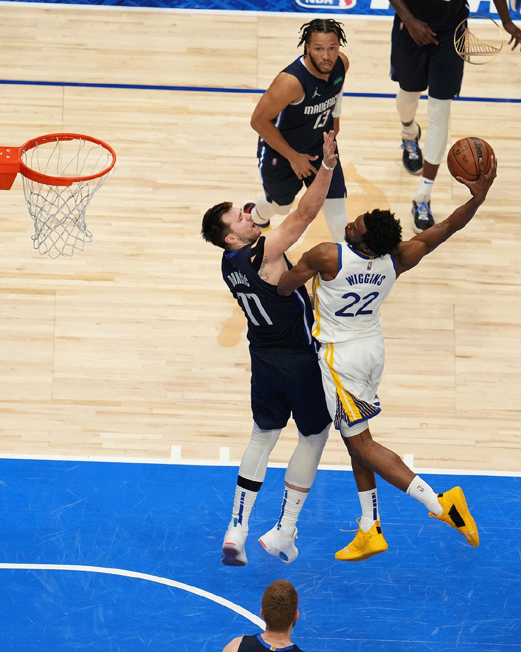 劳塔罗飞铲罗伯逊染黄，国米战利物浦上半场13分钟现争议（国米vs利物浦上半场第13分钟爆争议：劳塔罗飞铲罗伯逊被黄牌警告）