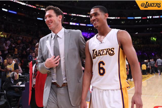 日职联半场：莱奥破门被吹，鹿岛鹿角暂0-0横滨FC（日职联半场战报：莱奥进球被判无效，鹿岛鹿角0-0横滨FC）