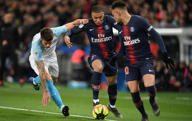 记者：李可并未参加申花赛前合练，明天能否首发存疑（李可缺席申花赛前合练，明日首发成疑）