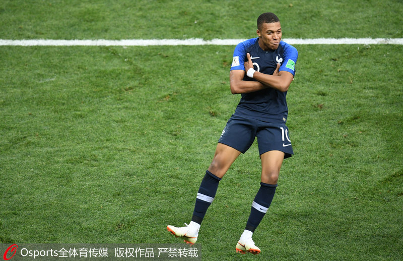 重庆两江新区十联屏打出多个宣传语，庆祝重庆铜梁龙冲超成功