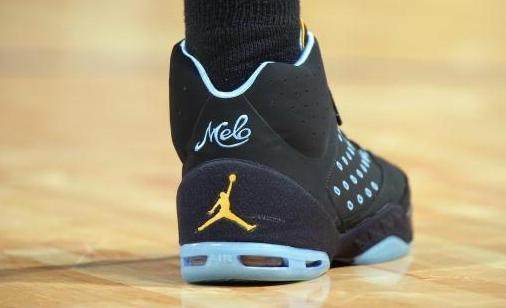 队报：朗斯将在冬窗签下莱比锡中场海达拉，转会费300万欧元（队报称朗斯将于冬窗以300万欧元引进莱比锡中场海达拉）