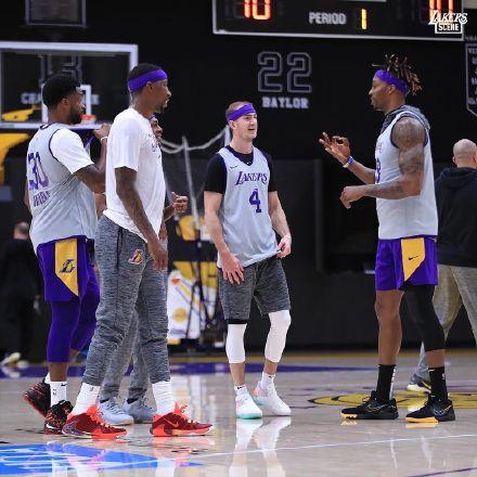 太尴尬！梁靖崑被观众“表白”，一脸严肃，孙颖莎偷笑，队友都懵了（尴尬瞬间！观众当众向梁靖崑示爱，他神情严肃，孙颖莎偷笑，队友全懵）