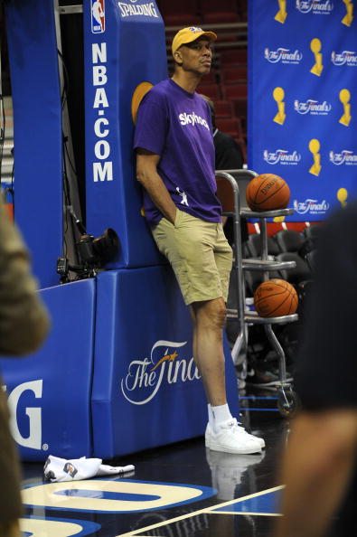 足球国足门将扑出关键点球，助球队惊险取胜（国足门将神扑关键点球，助球队险胜告捷）