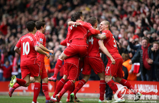 给你修修胡子，瓦科分享自己用剪刀剪克雷桑胡子的照片（瓦科晒照：亲自拿剪刀为克雷桑修胡子）