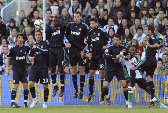 分差上双！桑普森跟进上篮得分并造成犯规 广厦一波8-0（分差破两位数！桑普森跟进上篮打成2+1 广厦掀起8-0高潮）