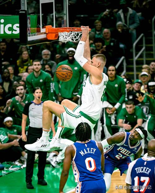 国米4‑0大胜科莫，一举登顶意甲积分榜（国米4球横扫科莫，强势登顶意甲榜首）